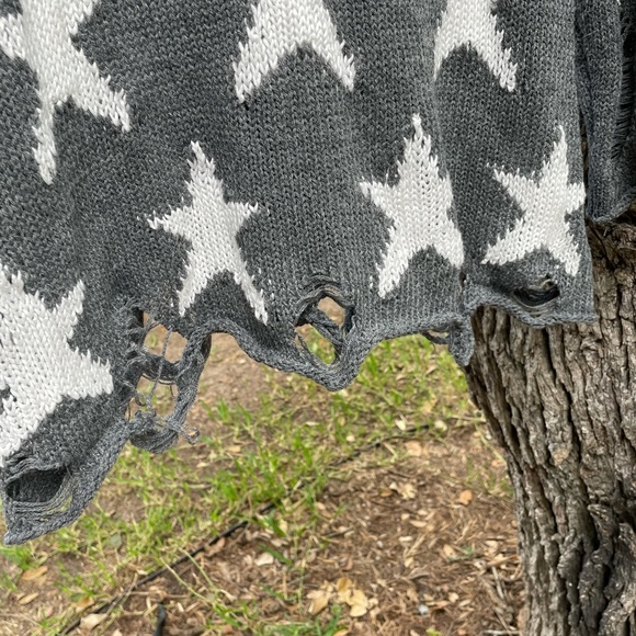 Star Power Distressed Knit Sweater from VICI - Picture 3 of 4